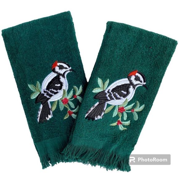 NWOT Christmas Holiday 2 PC Vintage Green Embroidered Bird Hand Towels - Picture 1 of 7